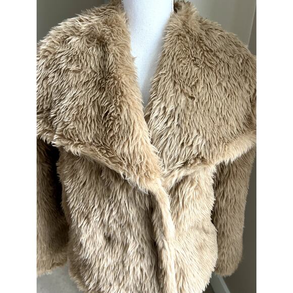NWT One and Only tan faux fur cropped jacket size S - Picture 3 of 6